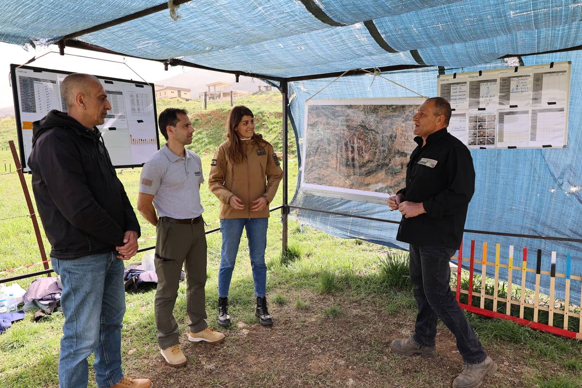 Liban : le responsable de Beeatoona, partenaire local de HAMAP-Humanitaire, présente l’avancement du chantier de dépollution devant la carte des opérations, entouré de l’équipe.