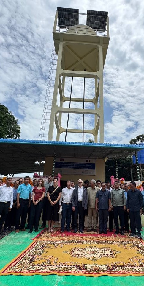 Élus, partenaires et autorités locales réunis pour l'inauguration d'un château d'eau alimenté par des panneaux solaires.
